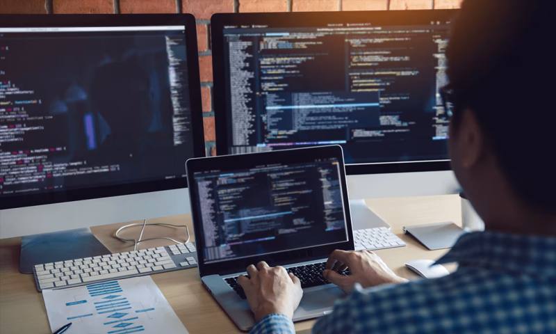 数据科学选型：R与Python如何赋能关岭网站建设？